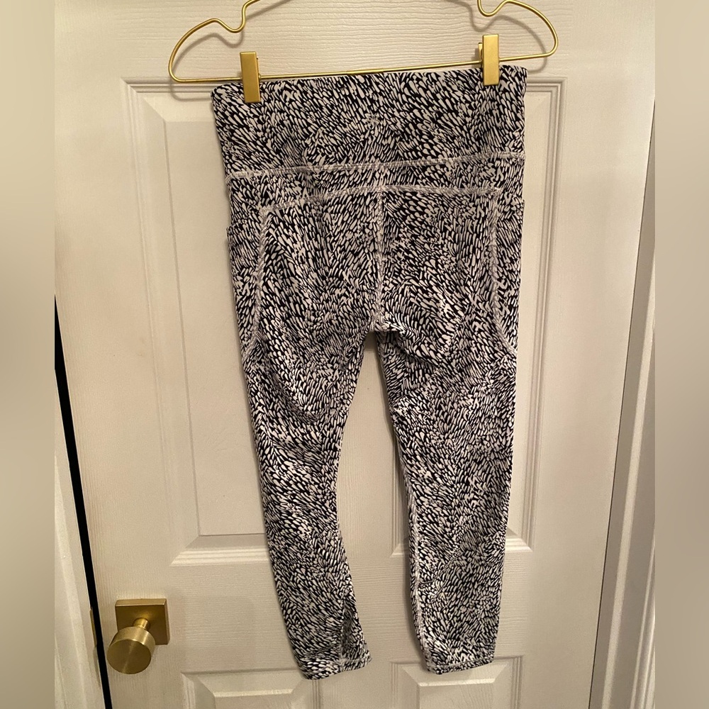 Athleta Ultimate Stash Textured 7:8 Tight - Sz M - Black & White abstract print - Picture 5 of 5